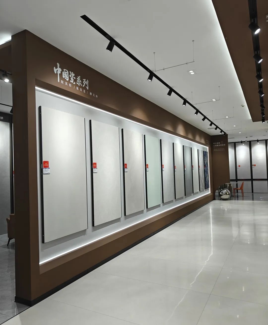 鷹牌50周年 門店風(fēng)采｜河南駐馬店鷹牌旗艦店，讓雅致成為生活的底色(圖7)