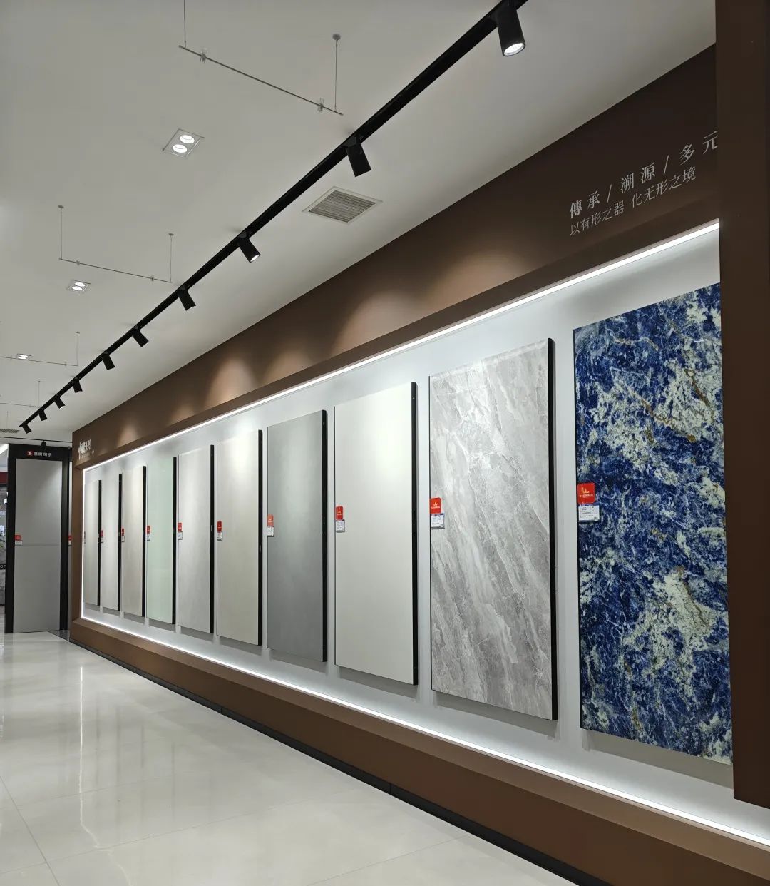 鷹牌50周年 門店風(fēng)采｜河南駐馬店鷹牌旗艦店，讓雅致成為生活的底色(圖18)