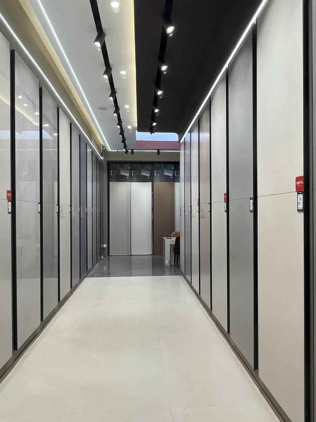 鷹牌50周年 門店風采｜貴州都勻鷹牌旗艦店，以極簡之美，引領空間美學新風尚(圖7)