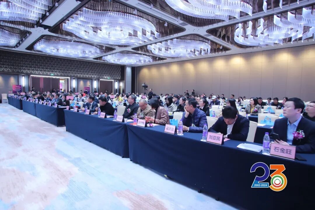 榮耀見證｜鷹牌陶瓷榮獲“2024年度十大建陶明星企業”(圖1)