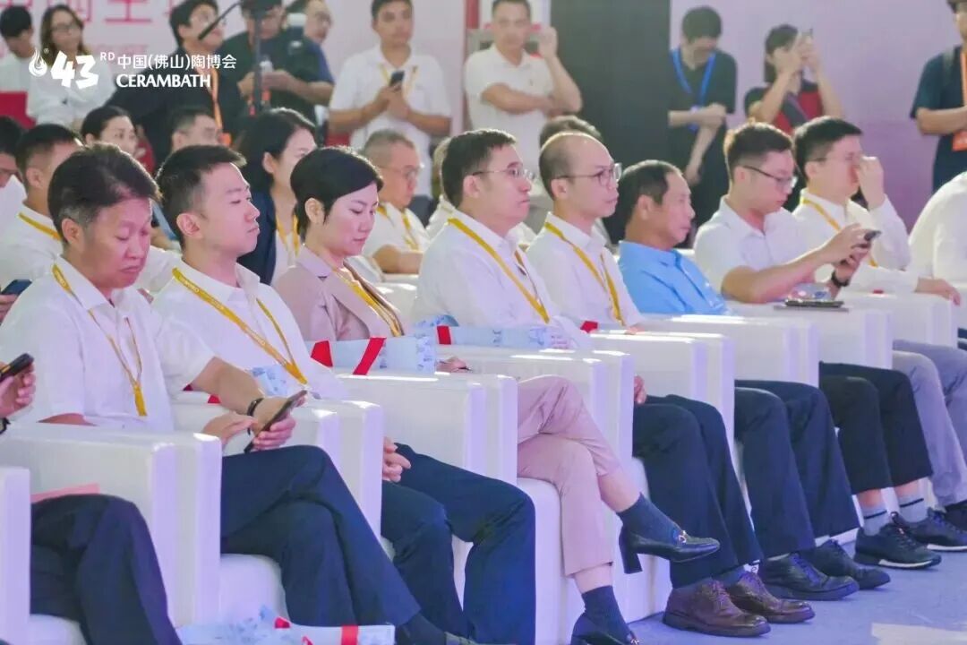 榮譽(yù)加冕｜鷹牌陶瓷榮獲2025年度陶瓷行業(yè)領(lǐng)軍品牌大獎(jiǎng)(圖2)